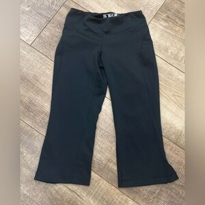 New Balance women’s cropped Black Leggings